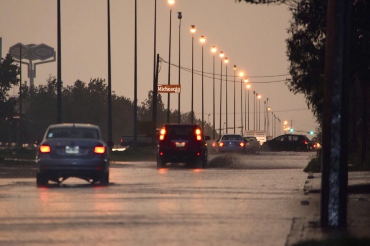 Lluvias inundan calles en Ciudad Victoria