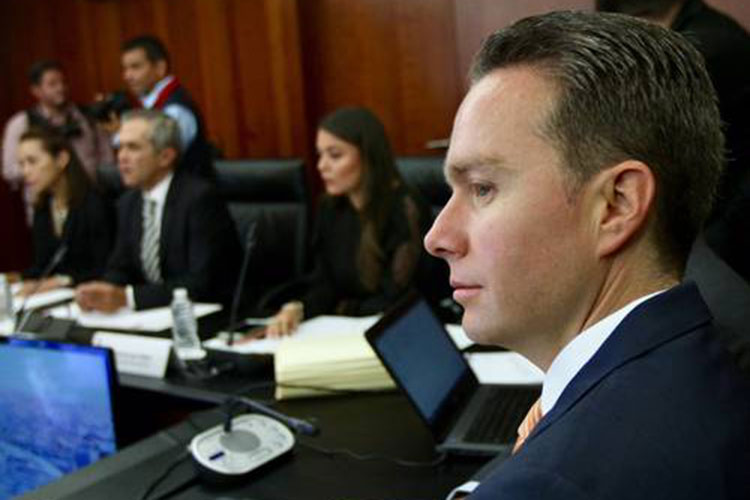 Tras intenso debate, el Senado aprueba dar licencia a Velasco