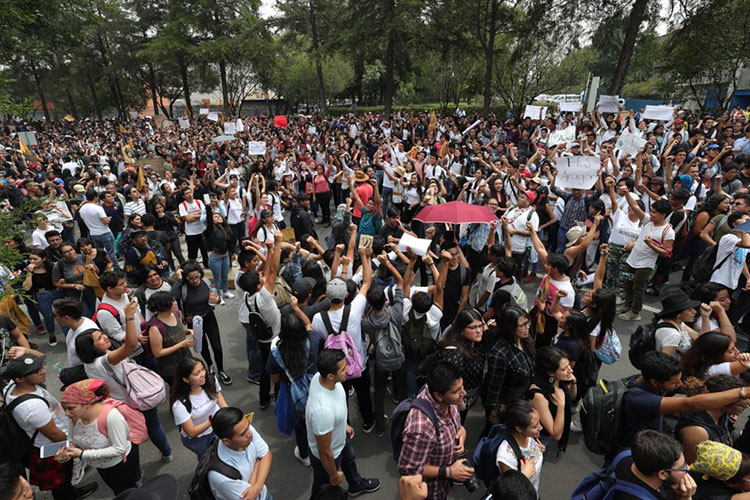 Miles de universitarios marchan en CU