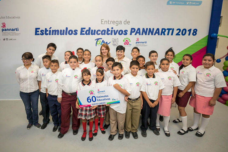 Entrega Mariana Gómez estímulos para continuar estudios