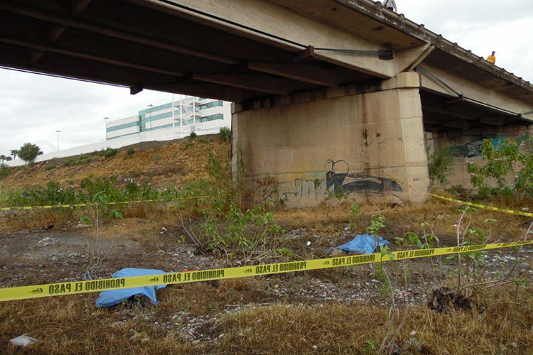 Mueren dos motociclistas al caer de un puente en Victoria