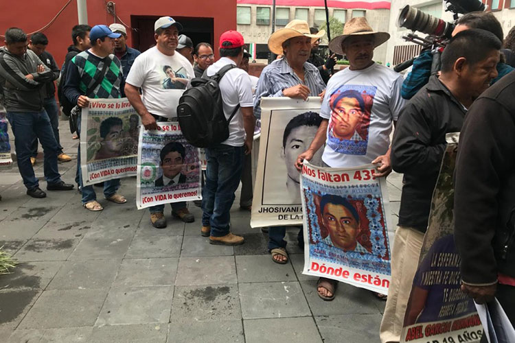 Se reúne AMLO con familiares de los 43 normalistas