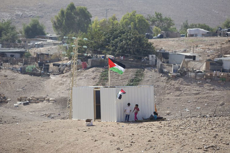 Palestinos protestan cerca de aldea que Israel quiere tirar