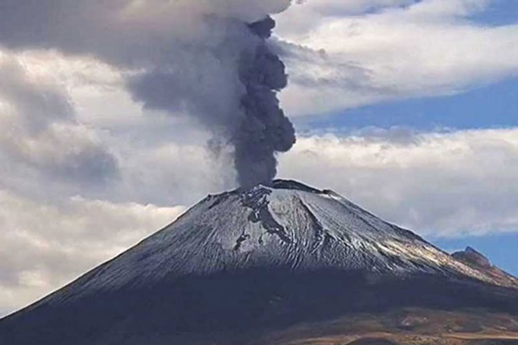 El ‘Popo’ registra explosión con fragmentos incandescentes