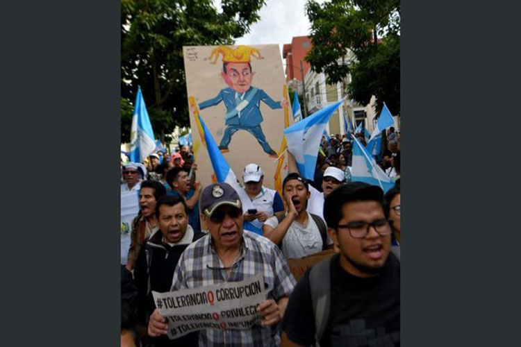 Miles de guatemaltecos protestan contra el presidente