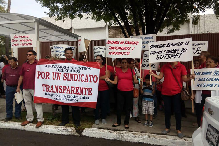 Previo a junta de Consejo protestan trabajadores en el SUTSPET