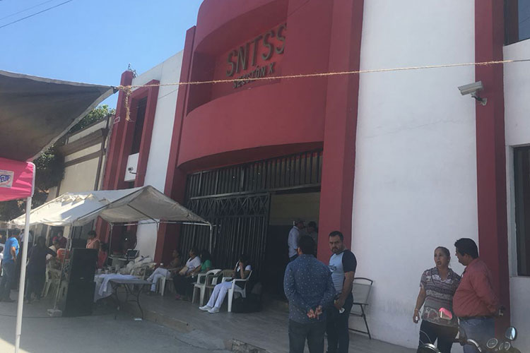 Sindicato del IMSS cierra calles en Ciudad Victoria