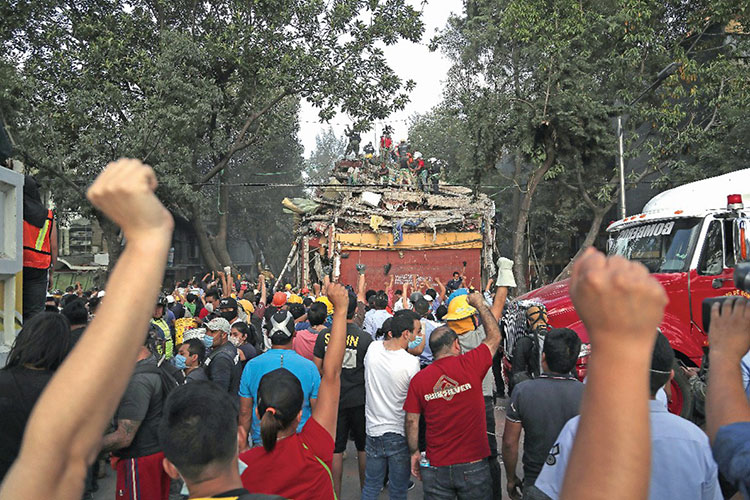 En silencio y con el puño en alto se realiza macrosimulacro nacional