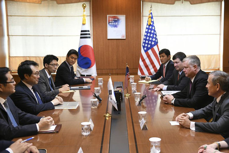 Moon pide “decisiones audaces” antes de cumbre con Kim