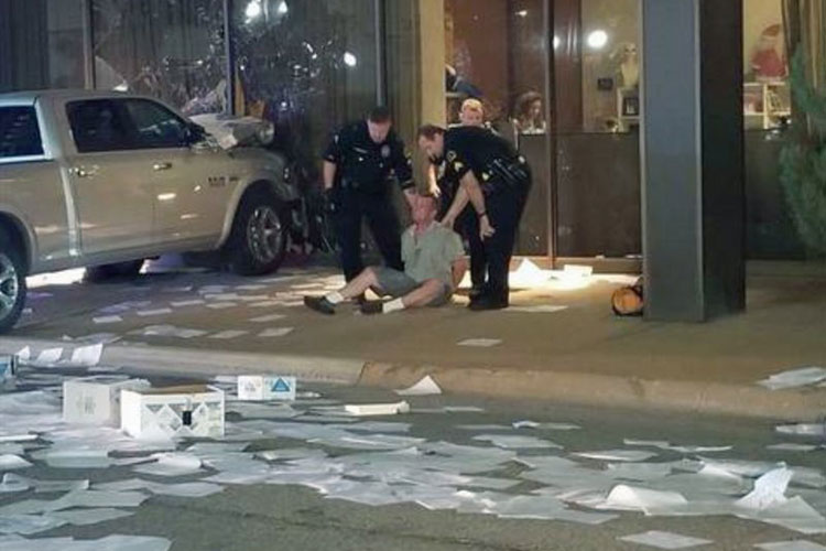 Hombre estrella camioneta contra canal de TV en Dallas