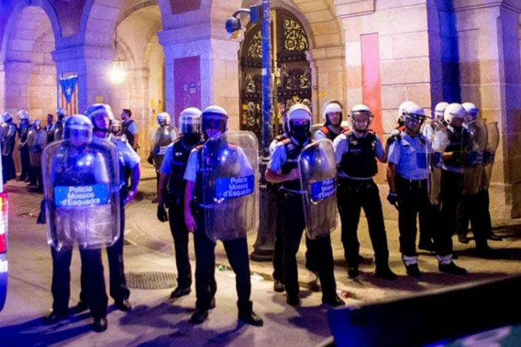 Manifestantes intentan tomar el Parlamento de Cataluña