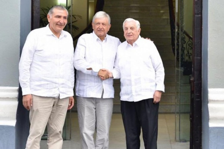 Se reúne López Obrador con gobernador y mandatario electo de Tabasco