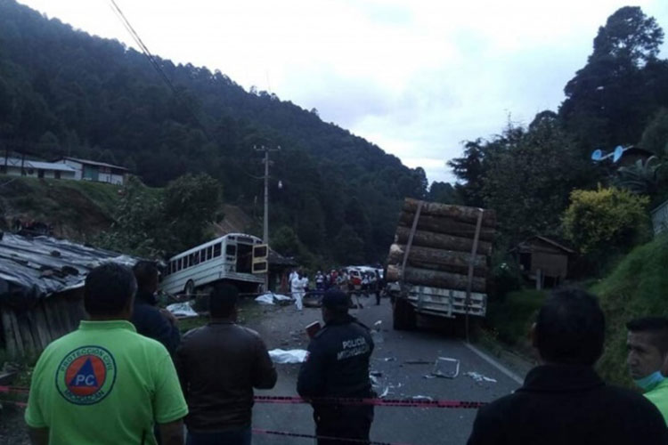 Terrible accidente carretero en Michoacán deja 11 muertos