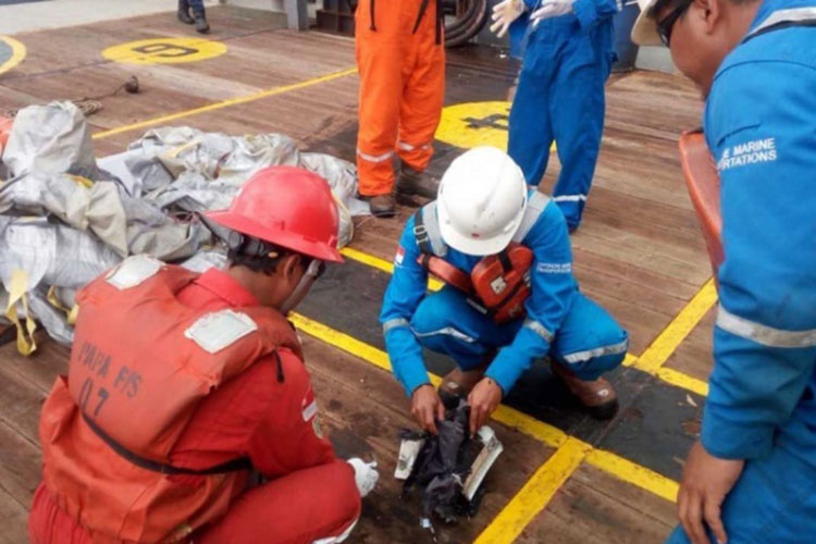 Indonesia descarta sobrevivientes tras accidente aéreo; 189 muertos