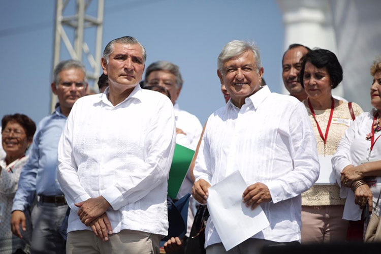 Llama AMLO a elevar producción petrolera del país