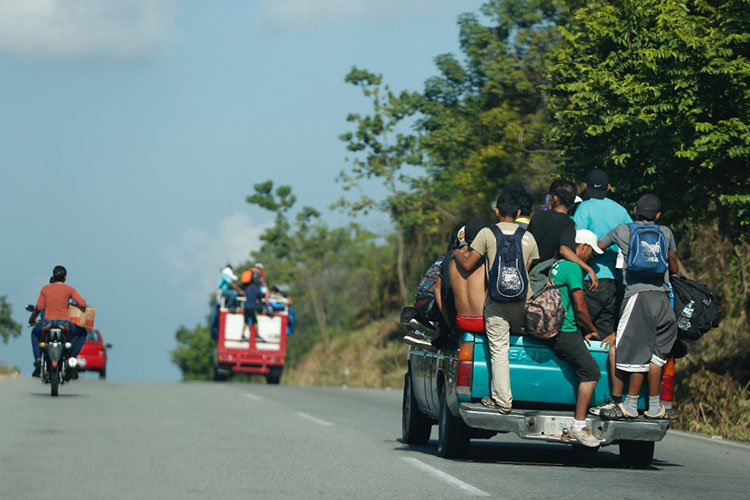 Migrantes llegan a municipio limítrofe de Chiapas con Oaxaca
