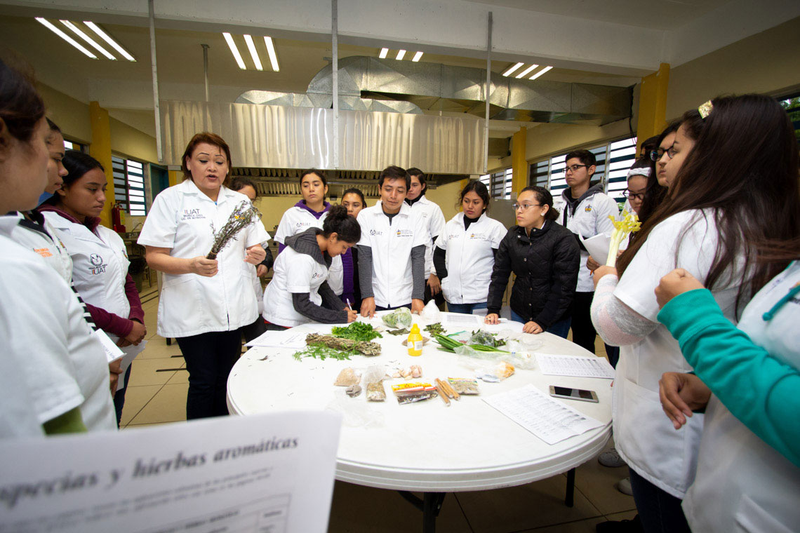 Ofrece UAT a estudiantes talleres de alimentación saludable