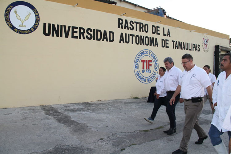 Recorre Xico instalaciones de la Facultad de Veterinaria