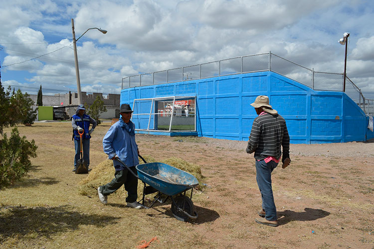 Apoya Municipio a escuelas en la limpieza de zacatales