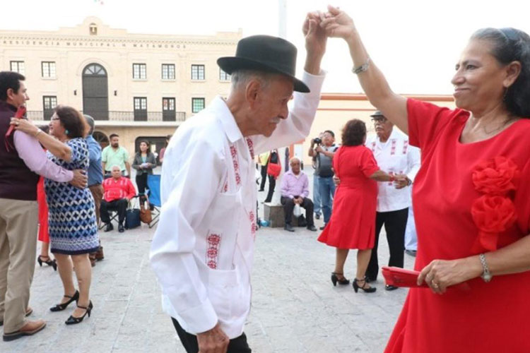… Y De la oficina al bailongo en la plaza de Matamoros