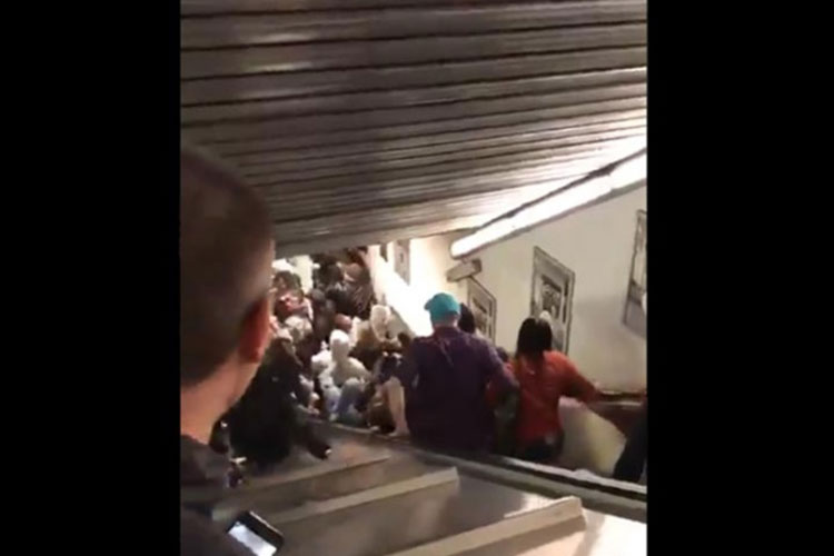 Pánico en escalera del Metro de Roma; varios aficionados heridos