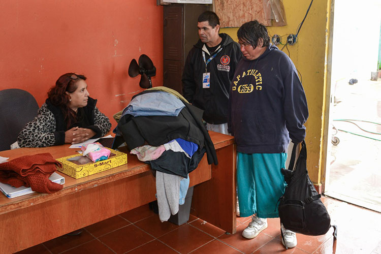 Proporcionan refugio a 65 personas albergue municipal