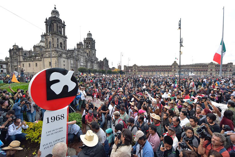 Montan en el Zócalo antimonumento del 68