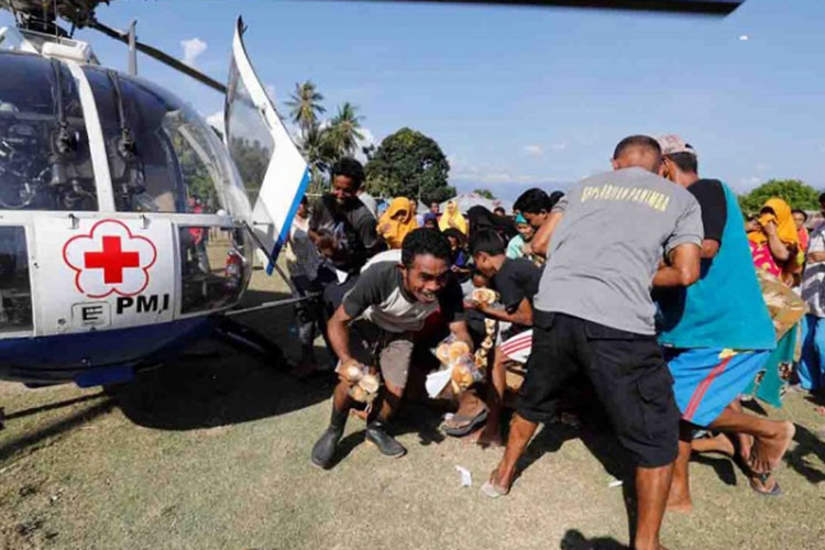 Llega ayuda internacional a Indonesia tras terremoto y tsunami