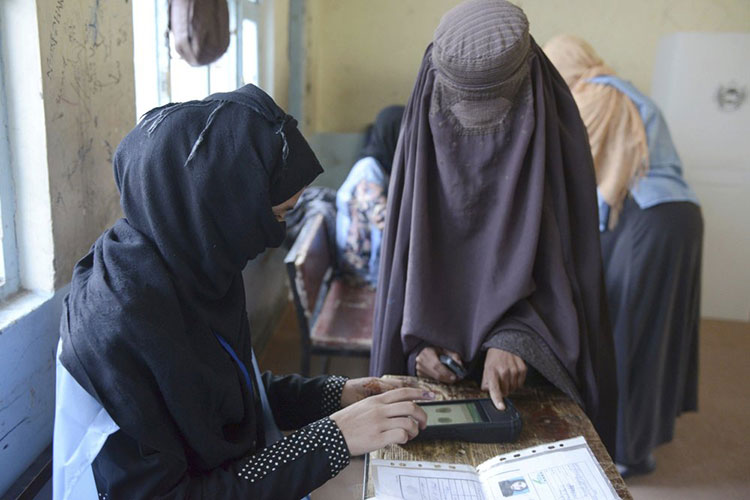 Afganos votan en comicios aplazados en Kandahar