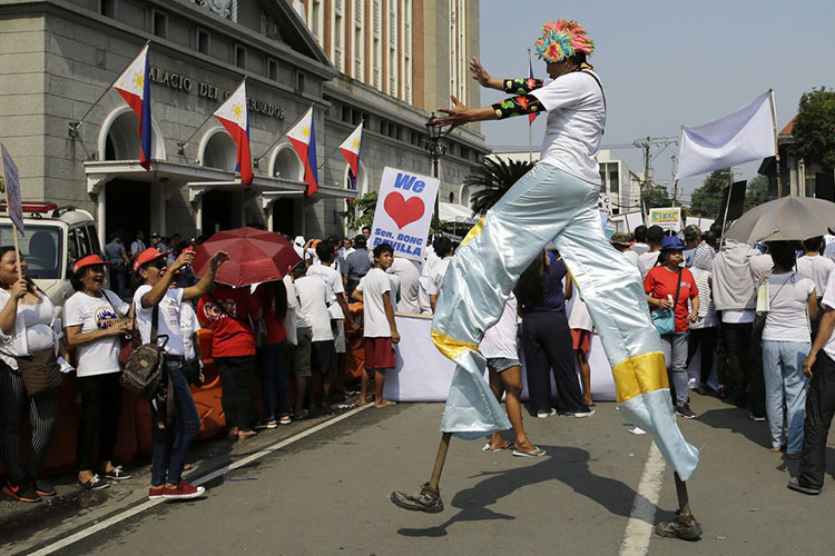 Aliados de Duterte renuncian para presentar candidaturas