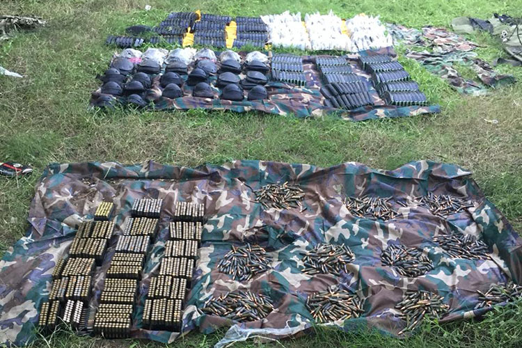 Aseguran Arsenal y uniformes falsos en la frontera