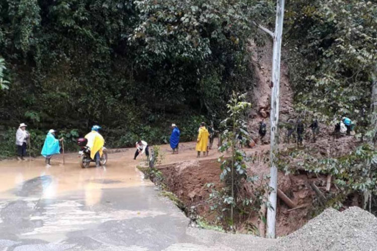 Derrumbe de cerro en Oaxaca sepulta a seis personas