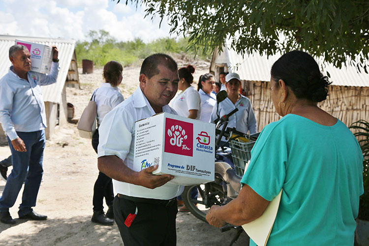 Reciben familias en vulnerabilidad apoyos de la Canasta Básica Familiar