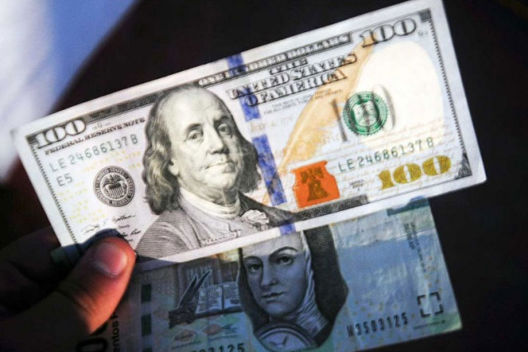 El dólar se vende hasta en $19.40 en el AICM