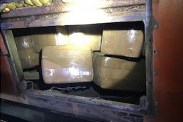 Encuentran droga en autobús abandonado