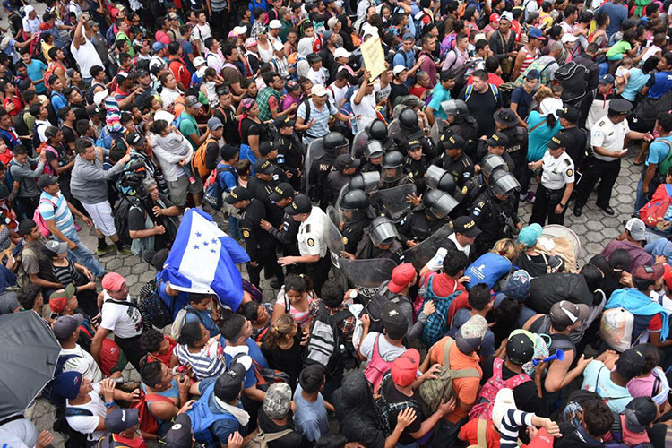 Miles de migrantes cruzan a territorio mexicano
