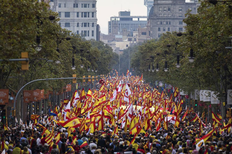 España celebra su fiesta nacional con reyes y pompa militar