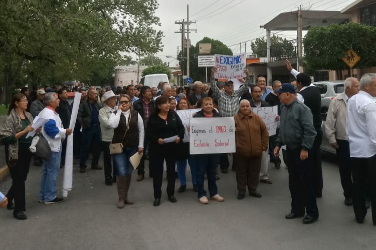 Marchan por La Dignidad jubilados del ISSSTE