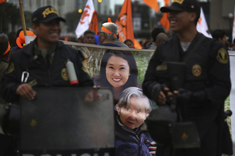 Detienen asesores de Keiko Fujimori por lavado de dinero