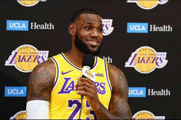 LeBron James gana su primer título de la temporada