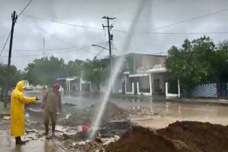 Mega fuga de agua en el centro de la ciudad