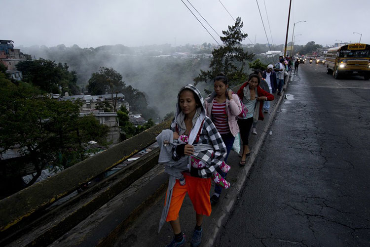 Caravana de hondureños se dirige a la frontera con México
