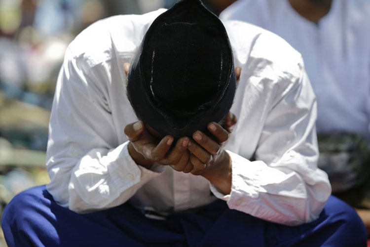 Musulmanes rezan en ciudad de Indonesia sacudida por sismo