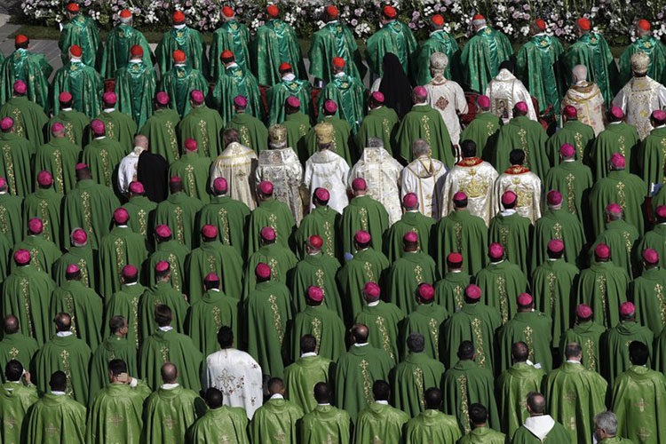 Papa inaugura sínodo mientras pierde confianza por abusos