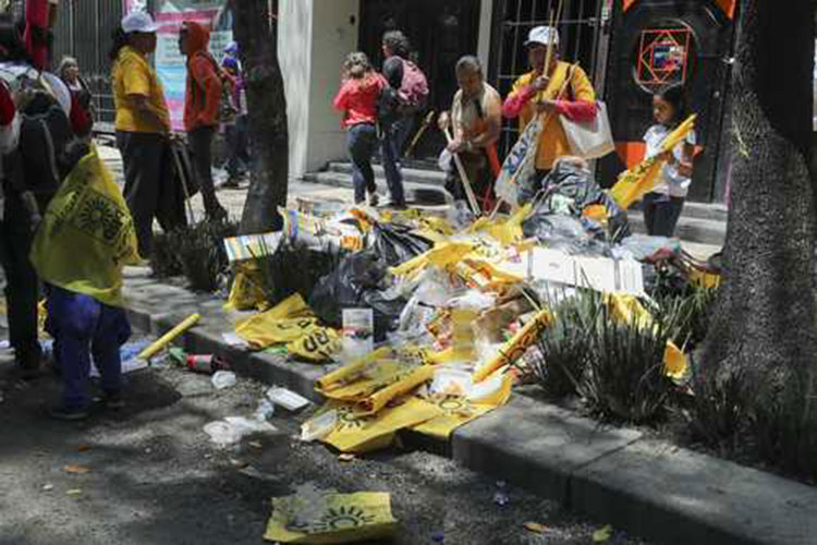 Multado, sin votos ni dinero, el PRD despide a su personal