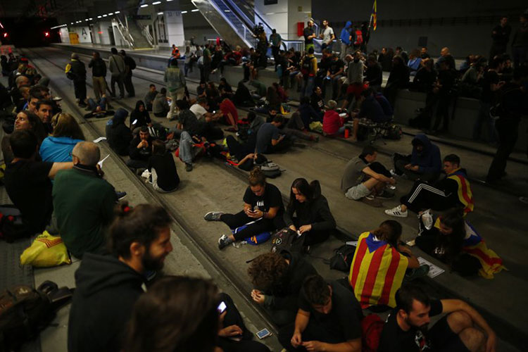 Catalanes recuerdan 1er aniversario de referendo