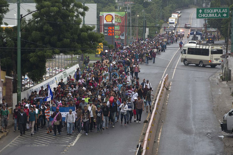 Migrantes siguen su marcha a pesar de amenazas de Trump