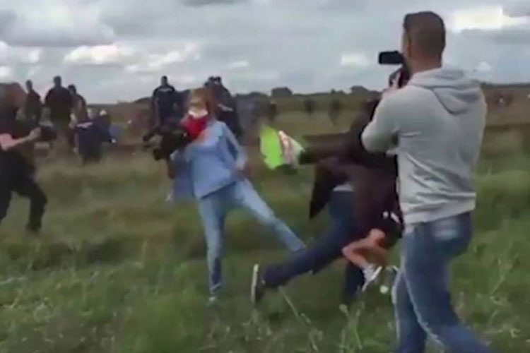 Absuelven a periodista que pateó a migrante en 2015
