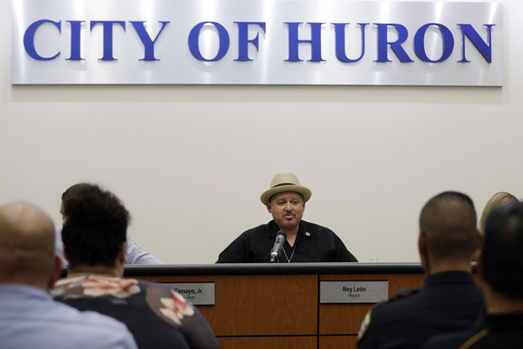 Alcalde chicano trata de sacar a flote su ciudad en EEUU