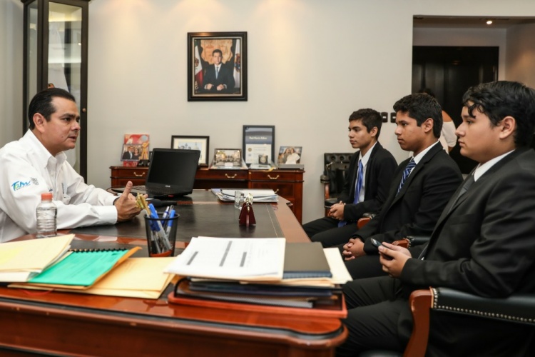 Concede alcalde entrevista a estudiantes de bachillerato